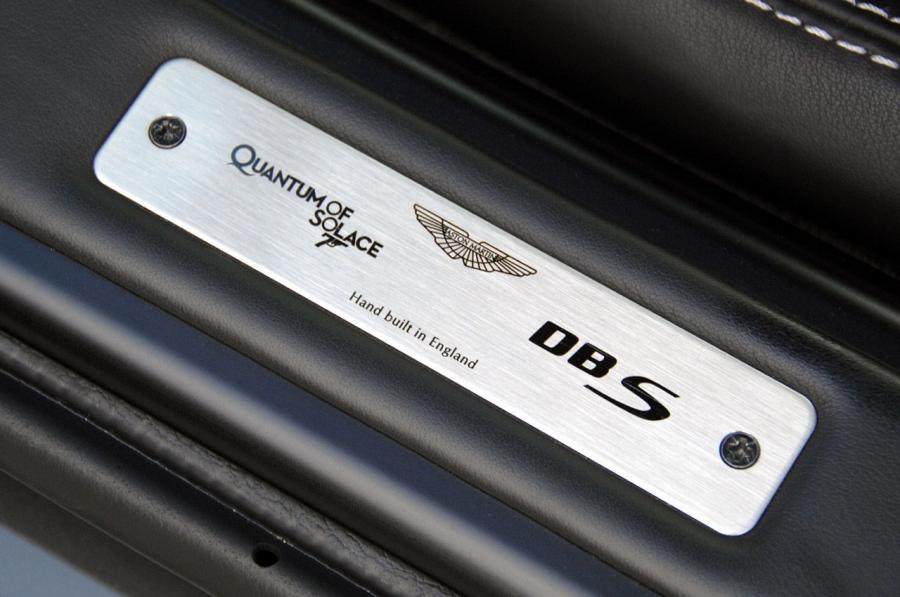 Логотип Aston Martin DBS 007 Quantum of Solace 2008 года  (фото 13 из 43)